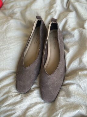 Suede V‑Cut Ballet Flats in Taupe
